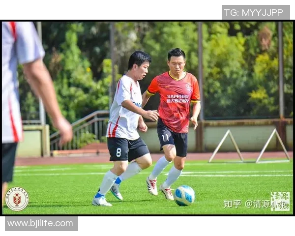 足球护士在绿茵场上的拼搏与奉献展现了医护精神与运动激情的完美结合 足球护士在绿茵场上的拼搏与奉献展现了医护精神与运动激情的完美结合