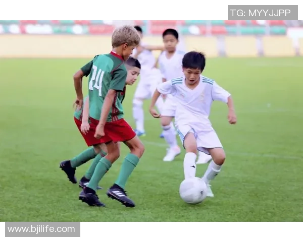 足球娇子在绿茵场上的拼搏与荣耀展现了青春的无限可能与梦想的追逐 足球娇子在绿茵场上的拼搏与荣耀展现了青春的无限可能与梦想的追逐