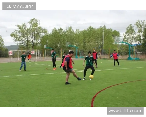 阳光下的绿茵场上少年们的足球梦与激情碰撞的瞬间